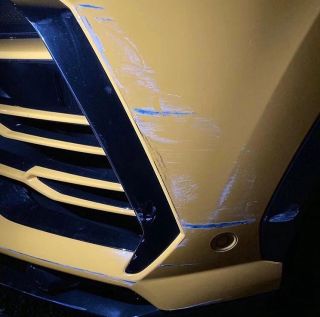 Může se zdát, že jde o klasické fotky před a po přelakování, ale skutečnost je jiná! Tenhle Urus dostal po čumáku někde na...